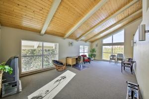 Afbeelding uit fotogalerij van Lake Pend Oreille Condo with Porch and Mountain View! in Sandpoint