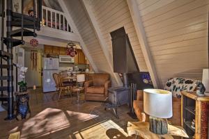 een woonkamer met een fornuis en een keuken bij One-Of-A-Kind Couples Getaway Big Bear A-Frame! in Sugarloaf