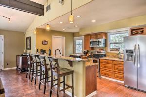Dapur atau dapur kecil di Canyon Lake Home with Game Room Less Than 1 Mi to Boat Ramp!