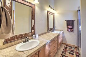 パゴサ・スプリングスにある5 Mi to Hot Springs Condo in Pagosa Springs!の洗面台と鏡のあるバスルーム +22枚の写真