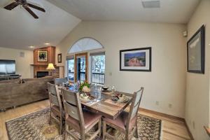 パゴサ・スプリングスにある5 Mi to Hot Springs Condo in Pagosa Springs!のダイニングルーム(テーブル、椅子付)