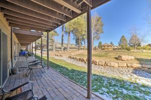 パゴサ・スプリングスにある5 Mi to Hot Springs Condo in Pagosa Springs!の家の中のベンチ付きパティオ