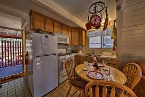 een keuken met een tafel en een witte koelkast bij One-Of-A-Kind Couples Getaway Big Bear A-Frame! in Sugarloaf +26 foto's