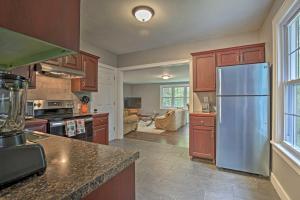 A kitchen or kitchenette at Beautiful Lenox Home, 3 Mi to Shakespeare and Co!
