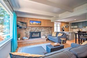 ein Wohnzimmer mit einem Sofa und einem Kamin in der Unterkunft Estes Park Condo with Deck and Views about 3 Miles to RMNP in Estes Park