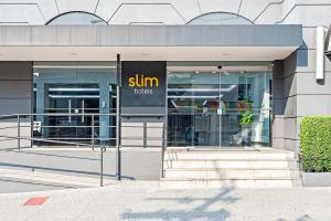 a sun industries store with a sign in the window at Slim São Paulo Congonhas by Slaviero Hotéis in São Paulo