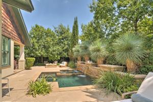 einen Hinterhof mit einem Pool und einer Terrasse in der Unterkunft Austin Oasis with Pool and Hot Tub - 2 Mi to Dtwn! in Austin