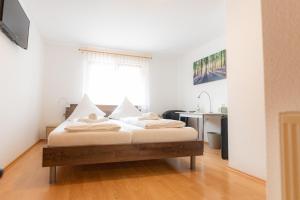En eller flere senge i et værelse på Hotel Gasthof Stern