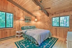 Cabin with 3 Acres, Tennis and BBall Courts by 4 Ski Mtns في Sandisfield: غرفة نوم بسرير في غرفة بجدران خشبية
