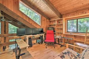 een kamer met een bureau met een computer en een rode stoel bij Cabin with 3 Acres, Tennis and BBall Courts by 4 Ski Mtns in Sandisfield