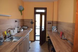 cocina con fregadero y encimera de madera en Vesi's Rooms en Plovdiv