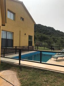 Πισίνα στο ή κοντά στο Cabañas del Fuego