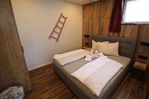 A bed or beds in a room at Chalet West