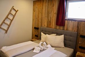 A bed or beds in a room at Chalet West