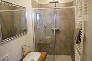 A bathroom at Chalet West