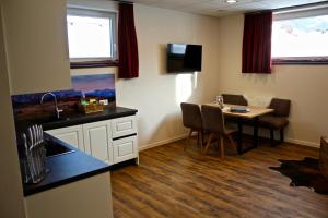 A kitchen or kitchenette at Chalet West