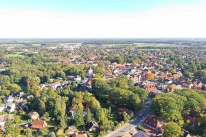 una vista aérea de una pequeña ciudad con árboles en Ferienwohnung Heide en Scheeßel