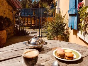 敘爾坦維爾的住宿－拉麥地那住宿加早餐旅館，一张桌子,上面放着两盘食物和两杯葡萄酒