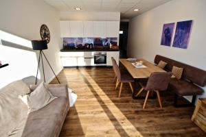 Chalet West في سيليان: غرفة معيشة مع طاولة وأريكة