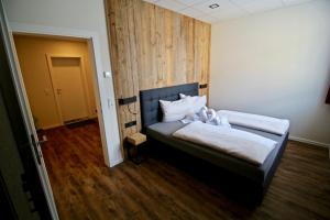 A bed or beds in a room at Chalet West
