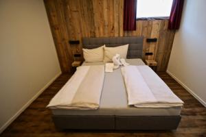 A bed or beds in a room at Chalet West