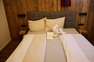 A bed or beds in a room at Chalet West