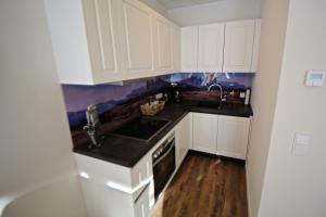 A kitchen or kitchenette at Chalet West