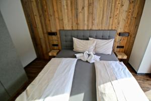 A bed or beds in a room at Chalet West