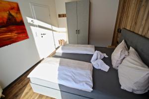 A bed or beds in a room at Chalet West