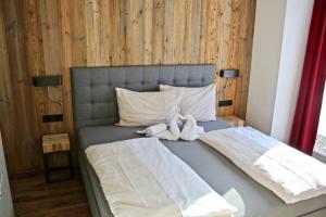 A bed or beds in a room at Chalet West
