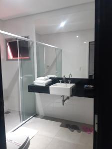 uma casa de banho com um lavatório e um espelho em Impulse Motel em São Bernardo do Campo