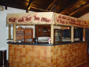 eine Bar mit einem Schild, das liest und das erste Getränk der Gesetzgebung in der Unterkunft Hotel Gröbern am See in Gröbern
