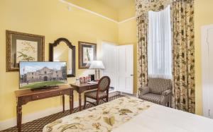 Llit o llits en una habitació de Menger Hotel