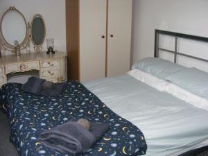 Spacious Victorian Flat 3 bed, Ideal Base for Snowdoniaにあるベッド