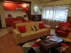 a living room with a couch and a table at HAVANA VINTAGE Alojamentos Quartos in Santiago do Cacém