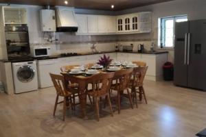 eine Küche mit einem Tisch und Stühlen in der Unterkunft Quinta do Sobreiro, 4 bedroom Modernised Farmhouse in Tomar