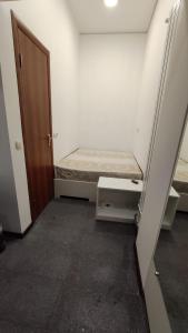 a small room with a bed and a door at Мини Смарт квартира с отдельным входом возле Посольства Америки США и НМАПО им Шупика Mini Smart apartment near the Embassy of USA and NMAPO in Kyiv