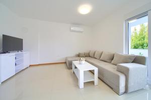 TV a/nebo společenská místnost v ubytování Adria House