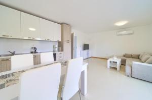 Kuchyň nebo kuchyňský kout v ubytování Adria House