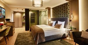 Ein Bett oder Betten in einem Zimmer der Unterkunft Hotel Erasmus - Mein Genuss- und Wellnesshotel