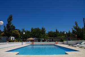 The swimming pool at or close to Hotel Arco Iris Még 24 kép