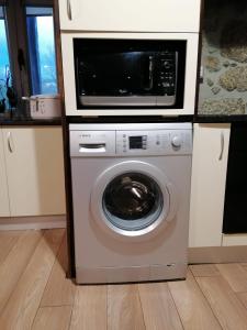 eine Mikrowelle und eine Waschmaschine in der Küche in der Unterkunft Quinta Rural - Nossa Sra do Carmo. Teixoso in Teixoso