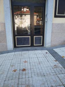 einen Eingang zu einem Gebäude mit einer Glastür in der Unterkunft Apartamento Anjelus in Mutriku