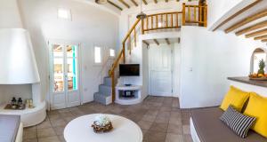 una sala de estar con un sofá y una mesa en Pineapple House Mykonos, en Ornos