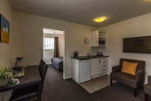 Kuchyň nebo kuchyňský kout v ubytování Airport Palms Motel