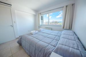1 dormitorio con cama grande y ventana grande en Departamento nuevo a 10 cuadras de la plaza 9 de Julio en Salta