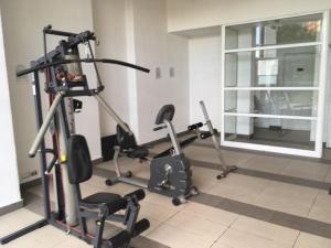 a gym with two treadmills and exercise bikes at Departamento Alto Libertad Meseta Coraceros in Viña del Mar