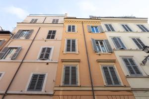 ローマにあるRione Di Roma Center Apartmentの窓が多く見える高層ビル