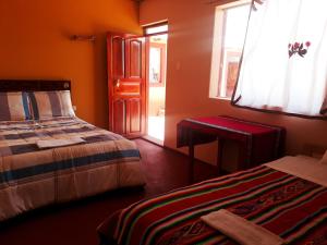 una camera con letto, finestra e tavolo di Posada de Oliver a Llachon Altre 30 foto