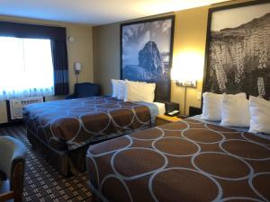 Super 8 by Wyndham Carson City Lake Tahoe客房内的一张或多张床位